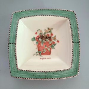Wedgwood Sarah’s Garden Queensware Small Dish 5.45" Fragaria Vespa 1997